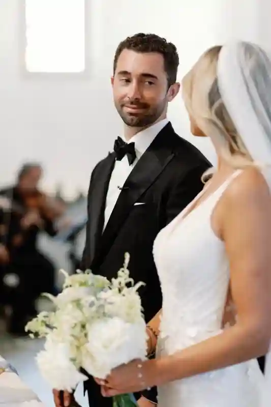 A Beach Wedding for Eva and Chris